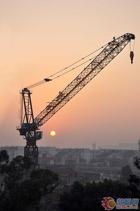 川建新型動臂式塔機(jī)D650試制成功