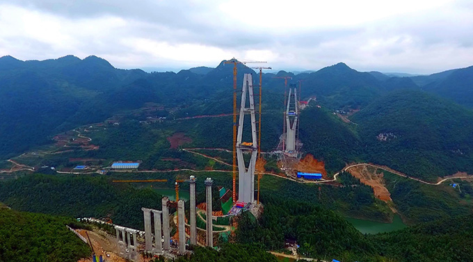 P7527 橋梁 中鐵廣州工程局塔機在貴州遵余高速TJ一Vll標(biāo)湘江特大橋工地 1.jpg